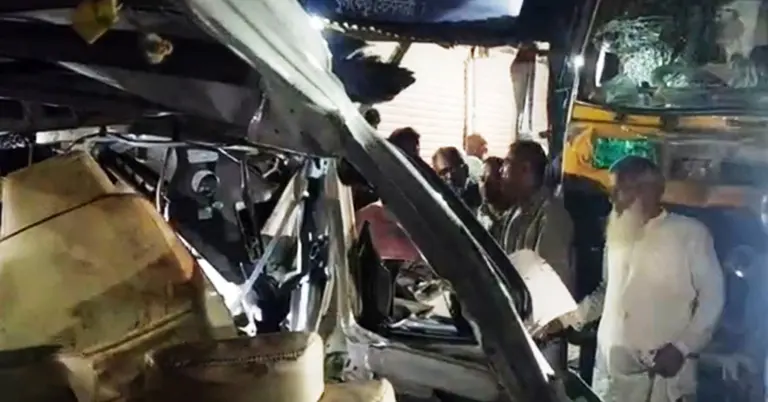 দুর্ঘটনায় ক্ষতিগ্রস্ত মাইক্রোবাস